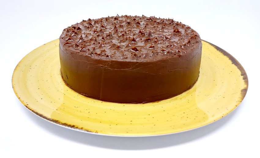 Bolo de chocolate com café na massa e ganache de caramelo